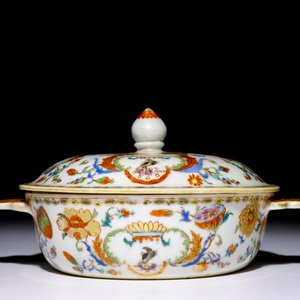 A Chinese export porcelain “Pompadour” two-handled porringer and cover, ca. 1745 — photo 2