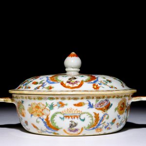 A Chinese export porcelain “Pompadour” two-handled porringer and cover, ca. 1745 — photo 4