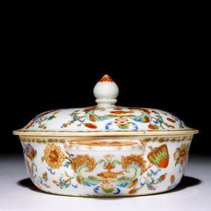 A Chinese export porcelain “Pompadour” two-handled porringer and cover, ca. 1745 — photo 5