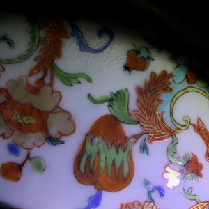 A Chinese export porcelain “Pompadour” two-handled porringer and cover, ca. 1745 — photo 9
