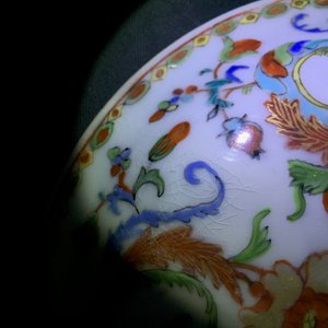 A Chinese export porcelain “Pompadour” two-handled porringer and cover, ca. 1745 — photo 10