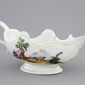 A Chinese export porcelain sauceboat decorated with “Valentine’s pattern”, ca. 1745 — photo 1
