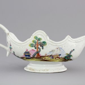 A Chinese export porcelain sauceboat decorated with “Valentine’s pattern”, ca. 1745 — photo 2