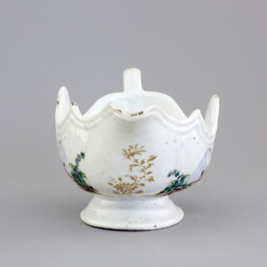 A Chinese export porcelain sauceboat decorated with “Valentine’s pattern”, ca. 1745 — photo 3