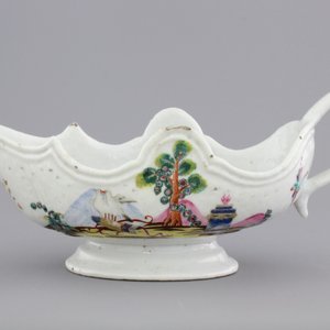 A Chinese export porcelain sauceboat decorated with “Valentine’s pattern”, ca. 1745 — photo 4