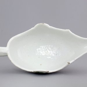A Chinese export porcelain sauceboat decorated with “Valentine’s pattern”, ca. 1745 — photo 8