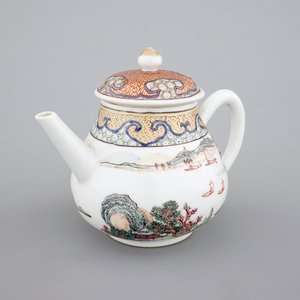 A Chinese export porcelain tea pot or jug and cover with a harbor scene, Yongzheng, 1722-1735 — photo 1