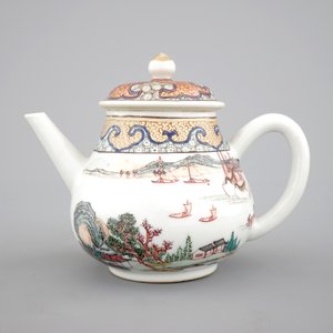 A Chinese export porcelain tea pot or jug and cover with a harbor scene, Yongzheng, 1722-1735 — photo 2