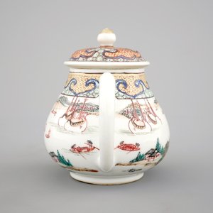 A Chinese export porcelain tea pot or jug and cover with a harbor scene, Yongzheng, 1722-1735 — photo 3