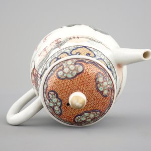A Chinese export porcelain tea pot or jug and cover with a harbor scene, Yongzheng, 1722-1735 — photo 6
