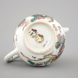 A Chinese export porcelain tea pot or jug and cover with a harbor scene, Yongzheng, 1722-1735 — photo 7