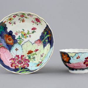 A Chinese export porcelain "Tobacco leaf" cup and saucer, ca. 1770 — photo 1
