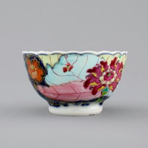 A Chinese export porcelain "Tobacco leaf" cup and saucer, ca. 1770 — photo 4