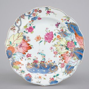 Une assiette en porcelaine de Chine au décors de feuilles de tabac, Qianlong, 18ème — photo 1