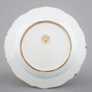 Une assiette en porcelaine de Chine au décors de feuilles de tabac, Qianlong, 18ème — photo 2