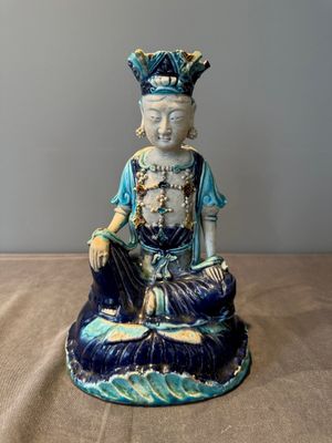 A Chinese Fahua Guanyin on stand, Ming — 照片 1
