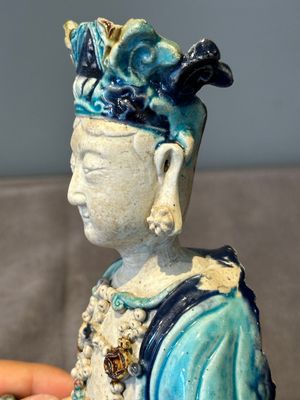 A Chinese Fahua Guanyin on stand, Ming — 照片 15