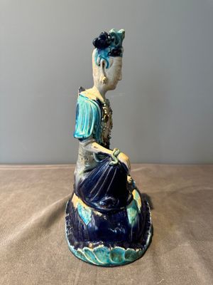 A Chinese Fahua Guanyin on stand, Ming — 照片 2