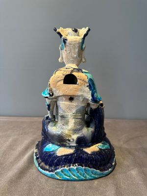 A Chinese Fahua Guanyin on stand, Ming — 照片 3