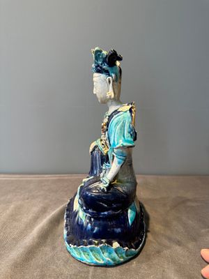 A Chinese Fahua Guanyin on stand, Ming — 照片 4