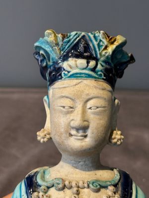 A Chinese Fahua Guanyin on stand, Ming — 照片 5