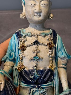 A Chinese Fahua Guanyin on stand, Ming — 照片 6