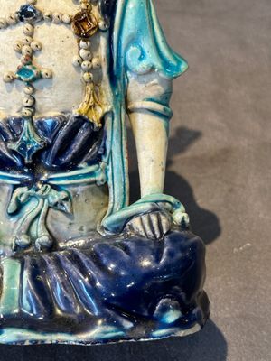 A Chinese Fahua Guanyin on stand, Ming — 照片 7