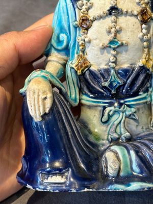 A Chinese Fahua Guanyin on stand, Ming — 照片 8