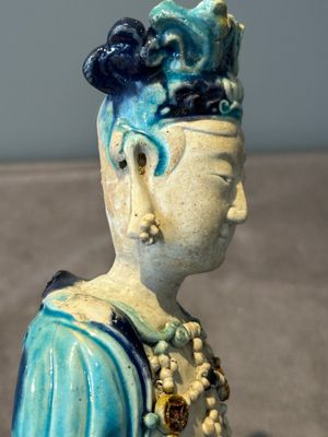 A Chinese Fahua Guanyin on stand, Ming — 照片 9