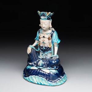 A Chinese Fahua Guanyin on stand, Ming — 照片 1