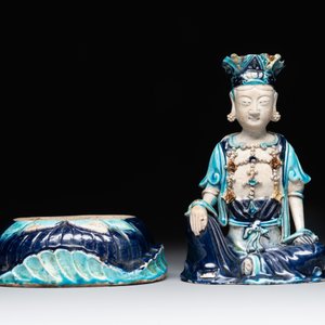 A Chinese Fahua Guanyin on stand, Ming — 照片 2