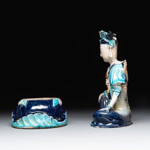A Chinese Fahua Guanyin on stand, Ming — 照片 3