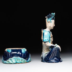 A Chinese Fahua Guanyin on stand, Ming — 照片 5
