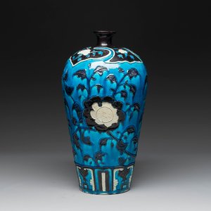 A Chinese Fahua 'meiping' vase with lotus scrolls, Ming — photo 1