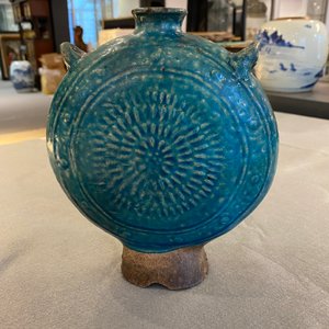 A Chinese fahua 'moonflask' with applied lotus design, Ming — 照片 9