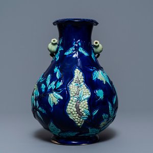 A Chinese fahua relief-decorated vase, 19th C. — photo 1