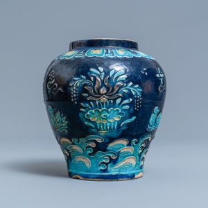 A Chinese fahua vase with mandarin ducks in a lotus pond, Ming — 照片 2