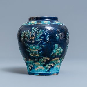 A Chinese fahua vase with mandarin ducks in a lotus pond, Ming — 照片 3