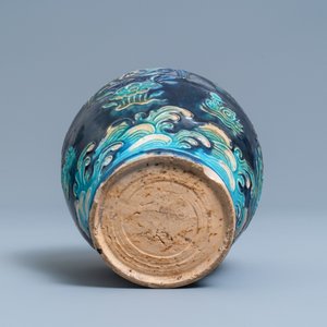 A Chinese fahua vase with mandarin ducks in a lotus pond, Ming — 照片 6