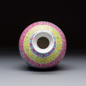 A Chinese falangcai 'Birds among Flowering Branches' vase, Qianlong mark, Republic — photo 5
