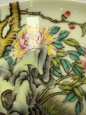 A Chinese falangcai 'Birds and Peonies' bowl, Yongzheng mark, Republic — foto 9