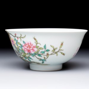 A Chinese falangcai 'Birds and Peonies' bowl, Yongzheng mark, Republic — foto 2