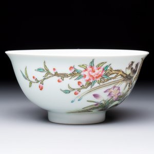 A Chinese falangcai 'Birds and Peonies' bowl, Yongzheng mark, Republic — foto 4