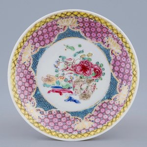 A Chinese famille eggshell rose cup and saucer with a central flowervase, Yongzheng, 1723-1735 — photo 2