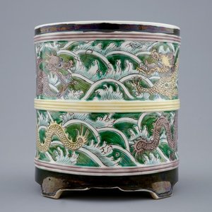 A Chinese famille noire brush pot with dragons, 19/20th C. — photo 1
