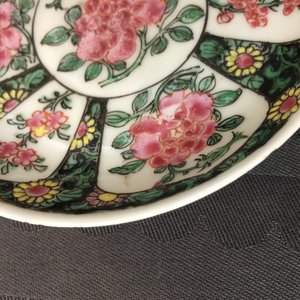 A Chinese famille noire cup and saucer, Yongzheng, 1723-1735 — 照片 9