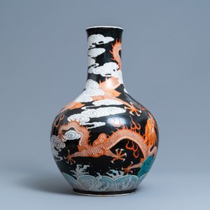 A Chinese famille noire 'dragon' bottle vase, 19th C. — 照片 2