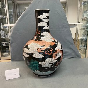 A Chinese famille noire 'dragon' bottle vase, 19th C. — 照片 8