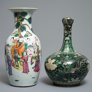 A Chinese famille noire garlic mouth vase and a famille rose vase with large figures, 19th C. — photo 1