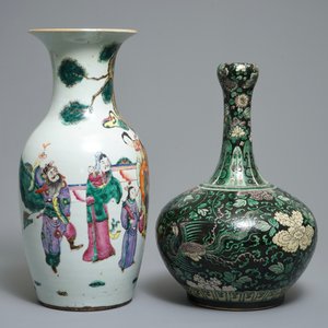 A Chinese famille noire garlic mouth vase and a famille rose vase with large figures, 19th C. — photo 2
